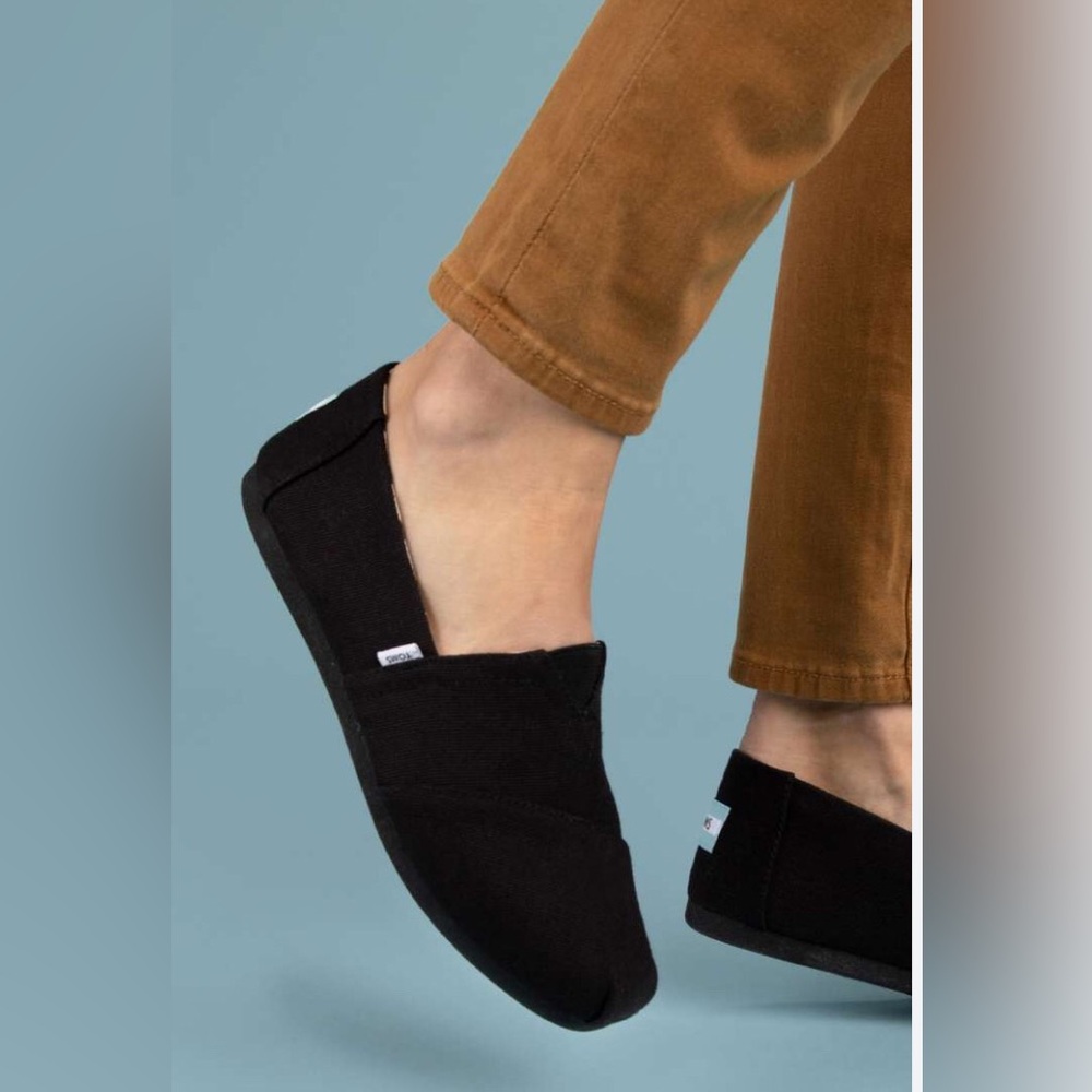 TOMS Womenś Classic  Black Canvas Sneakers Size 8